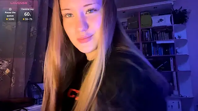 Snapshot of PandaFluff chatting on 09.10.25 PandaFluff online show from 09.10.25