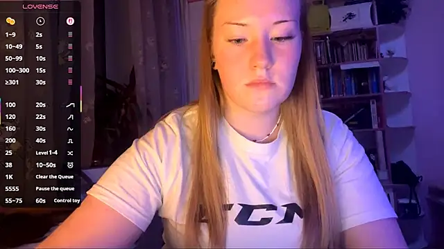 Snapshot of PandaFluff chatting on 09.11.25 PandaFluff online show from 09.11.25