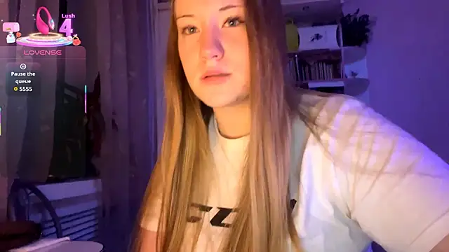 Snapshot of PandaFluff chatting on 09.12.25 PandaFluff online show from 09.12.25