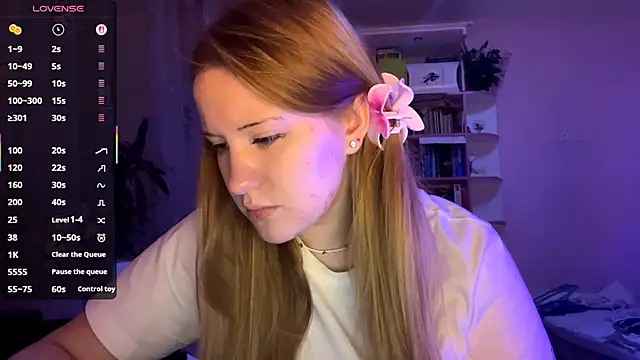 Snapshot of PandaFluff chatting on 09.15.25 PandaFluff online show from 09.15.25