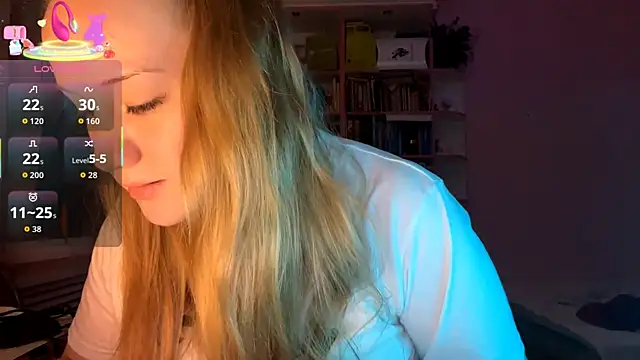 Snapshot of PandaFluff chatting on 09.19.25 PandaFluff online show from 09.19.25