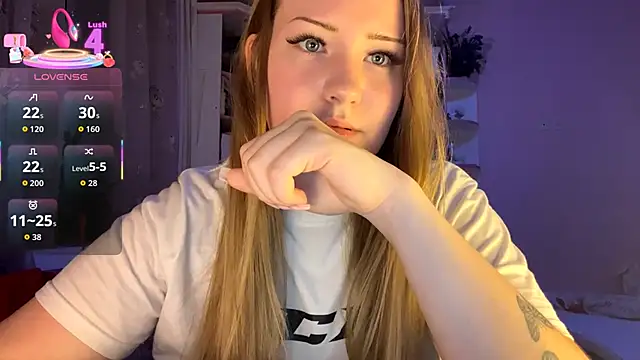 Snapshot of PandaFluff chatting on 09.20.25 PandaFluff online show from 09.20.25