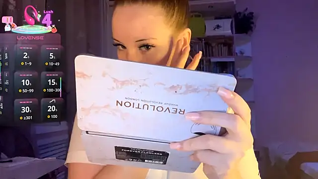 Snapshot of PandaFluff chatting on 09.22.25 PandaFluff online show from 09.22.25