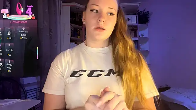 Snapshot of PandaFluff chatting on 09.24.25 PandaFluff online show from 09.24.25