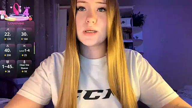 Snapshot of PandaFluff chatting on 09.25.25 PandaFluff online show from 09.25.25