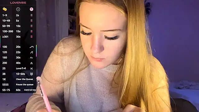 Snapshot of PandaFluff chatting on 09.30.25 PandaFluff online show from 09.30.25