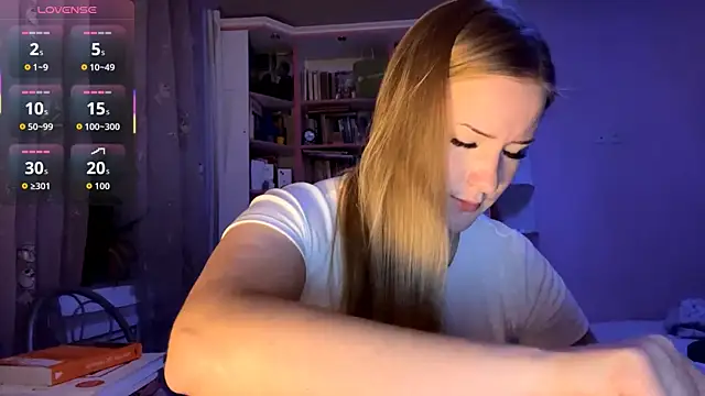 Snapshot of PandaFluff chatting on 10.03.25 PandaFluff online show from 10.03.25