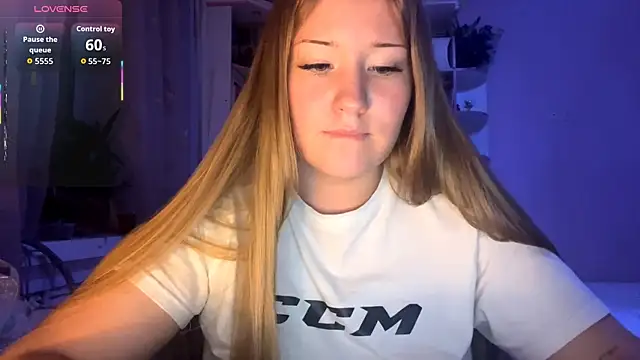 Snapshot of PandaFluff chatting on 10.09.25 PandaFluff online show from 10.09.25