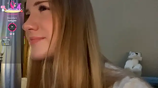 Snapshot of PandaFluff chatting on 11.02.25 PandaFluff online show from 11.02.25