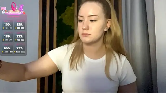 Snapshot of PandaFluff chatting on 11.12.25 PandaFluff online show from 11.12.25