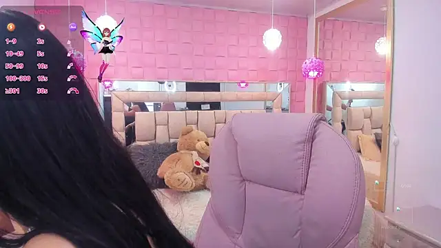 Snapshot of _laaura_ chatting on 10.11.25 laaura online show from 10.11.25