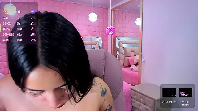 Snapshot of _laaura_ chatting on 11.20.25 laaura online show from 11.20.25