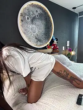 Snapshot of Sarajames chatting on 11.11.25 Sarajames online show from 11.11.25