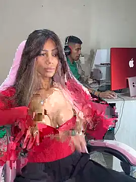 Snapshot of Sarajames chatting on 11.12.25 Sarajames online show from 11.12.25