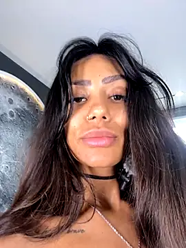 Snapshot of Sarajames chatting on 11.15.25 Sarajames online show from 11.15.25