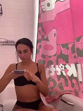 Snapshot of itsyourgirltee chatting on 10.29.25 itsyourgirltee online show from 10.29.25