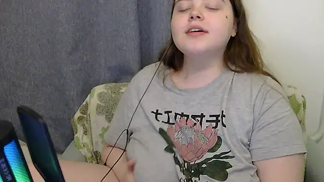 Snapshot of brattyprincessemma chatting on 11.04.25 brattyprincessemma online show from 11.04.25