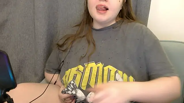 Snapshot of brattyprincessemma chatting on 02.04.26 brattyprincessemma online show from 02.04.26