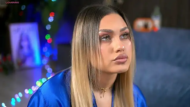 Snapshot of KayaAzur chatting on 10.28.25 KayaAzur online show from 10.28.25