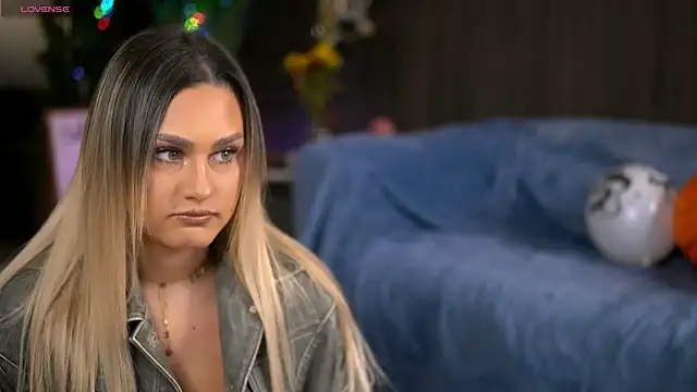 Snapshot of KayaAzur chatting on 10.31.25 KayaAzur online show from 10.31.25