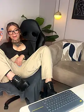 Snapshot of dreamleah_ chatting on 09.22.25 dreamleah online show from 09.22.25