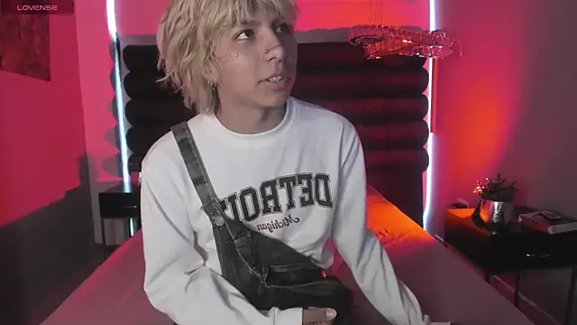 OliIverr22 online show from 12.04.25