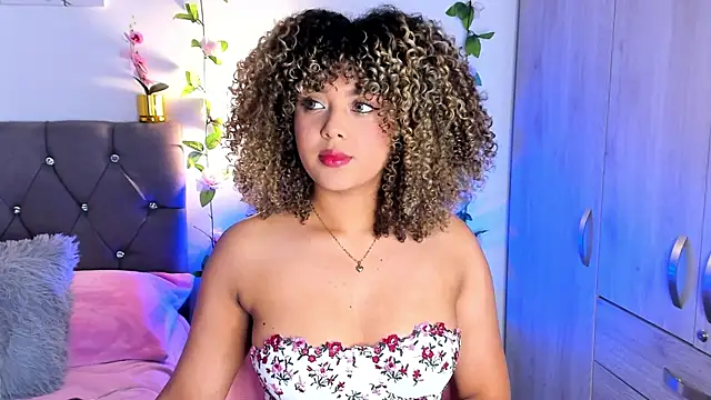 Snapshot of isajonnes18 chatting on 10.06.25 isajonnes18 online show from 10.06.25