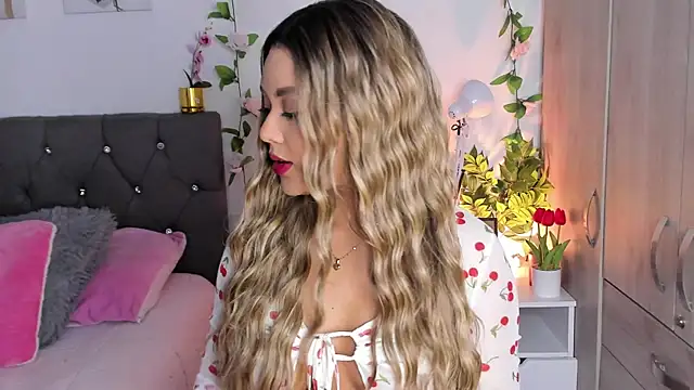 Snapshot of isajonnes18 chatting on 10.16.25 isajonnes18 online show from 10.16.25