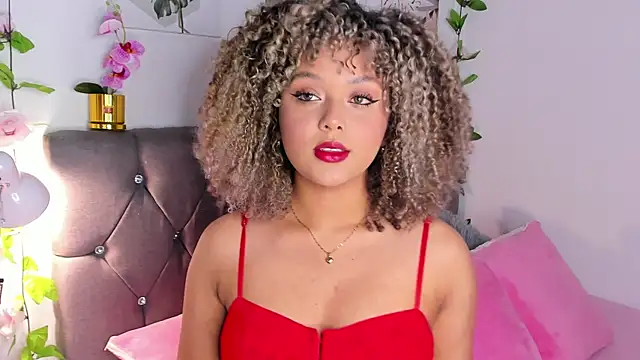 Snapshot of isajonnes18 chatting on 10.24.25 isajonnes18 online show from 10.24.25