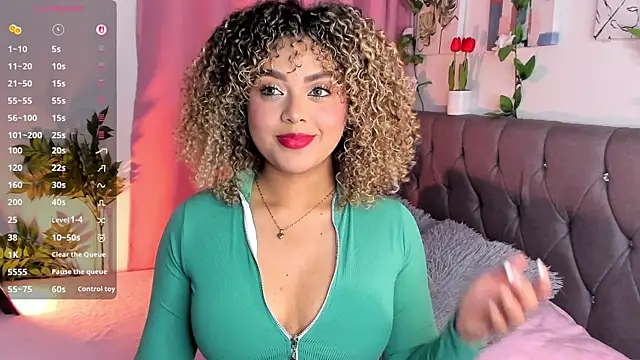 Snapshot of isajonnes18 chatting on 12.22.25 isajonnes18 online show from 12.22.25