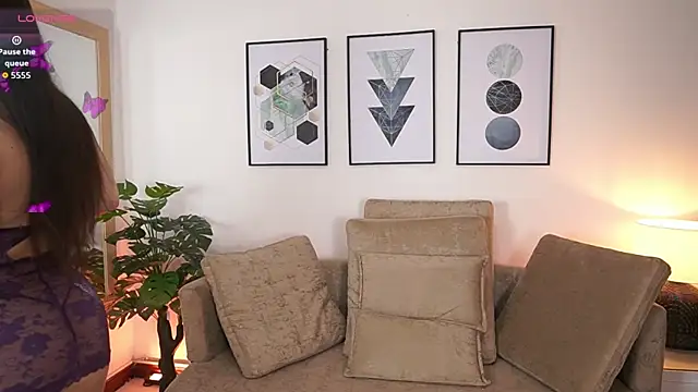 Snapshot of MilaCrave chatting on 09.23.25 MilaCrave online show from 09.23.25