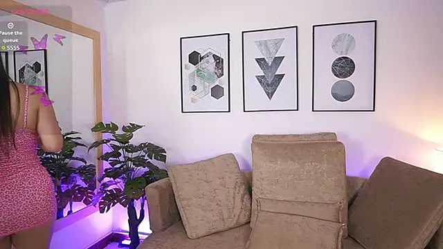 Snapshot of MilaCrave chatting on 09.24.25 MilaCrave online show from 09.24.25