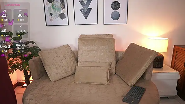 Snapshot of MilaCrave chatting on 09.25.25 MilaCrave online show from 09.25.25