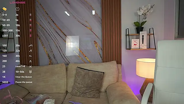 Snapshot of MilaCrave chatting on 09.29.25 MilaCrave online show from 09.29.25