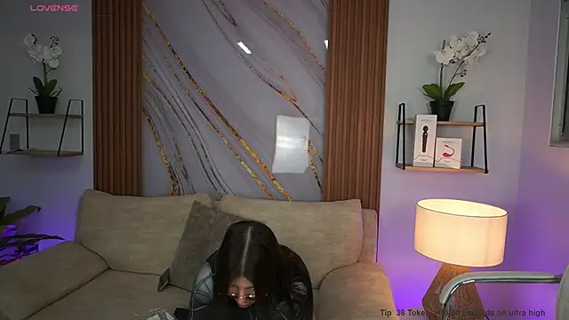 Snapshot of MilaCrave chatting on 09.30.25 MilaCrave online show from 09.30.25