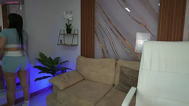 Snapshot of MilaCrave chatting on 10.01.25 MilaCrave online show from 10.01.25