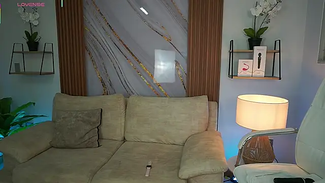 Snapshot of MilaCrave chatting on 10.02.25 MilaCrave online show from 10.02.25