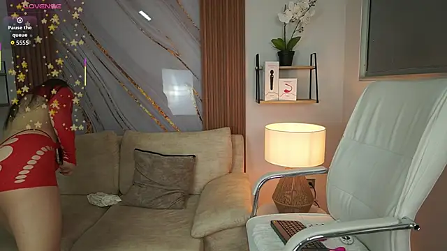 Snapshot of MilaCrave chatting on 10.03.25 MilaCrave online show from 10.03.25