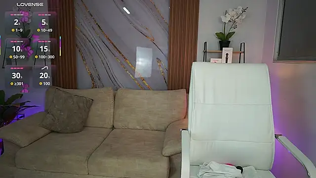 Snapshot of MilaCrave chatting on 10.07.25 MilaCrave online show from 10.07.25