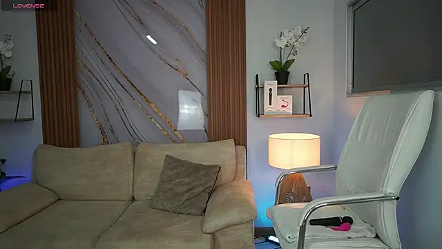 Snapshot of MilaCrave chatting on 10.08.25 MilaCrave online show from 10.08.25