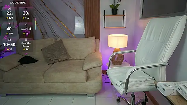 Snapshot of MilaCrave chatting on 10.10.25 MilaCrave online show from 10.10.25