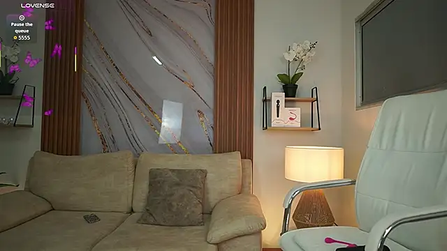 Snapshot of MilaCrave chatting on 10.11.25 MilaCrave online show from 10.11.25