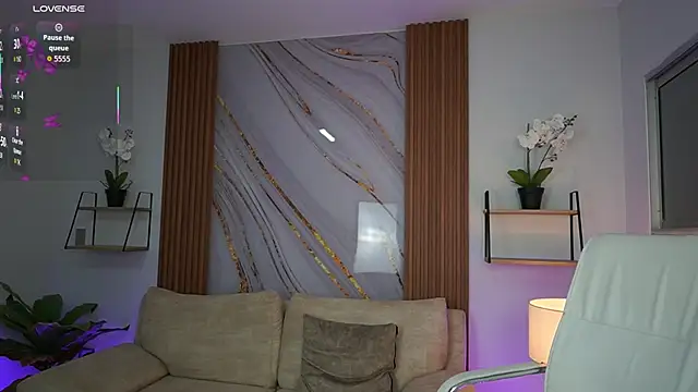 Snapshot of MilaCrave chatting on 10.13.25 MilaCrave online show from 10.13.25