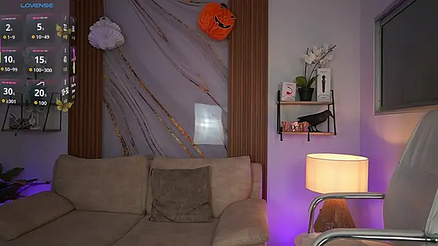 Snapshot of MilaCrave chatting on 10.21.25 MilaCrave online show from 10.21.25