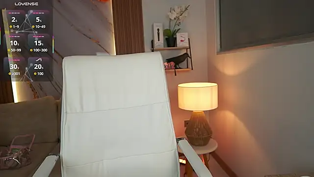 Snapshot of MilaCrave chatting on 10.27.25 MilaCrave online show from 10.27.25