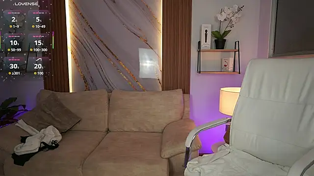 Snapshot of MilaCrave chatting on 11.06.25 MilaCrave online show from 11.06.25