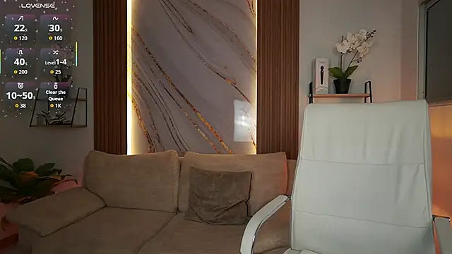 Snapshot of MilaCrave chatting on 11.07.25 MilaCrave online show from 11.07.25