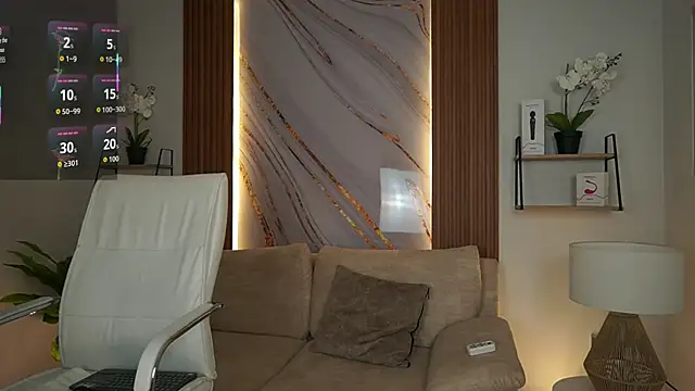 Snapshot of MilaCrave chatting on 11.08.25 MilaCrave online show from 11.08.25