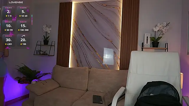 Snapshot of MilaCrave chatting on 11.14.25 MilaCrave online show from 11.14.25