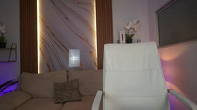 Snapshot of MilaCrave chatting on 12.15.25 MilaCrave online show from 12.15.25